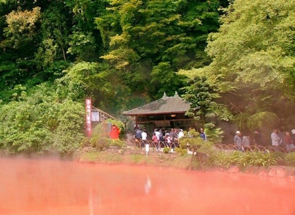 Кровавый водоем посреди парка Jigoku в Японии Кровавый водоем посреди парка Jigoku в Японии