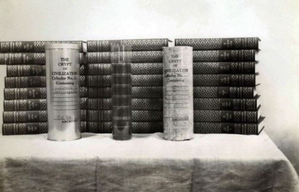 Что спрятали в самую большую капсулу времени, которую вскроют через 6000 лет Что спрятали в самую большую капсулу времени, которую вскроют через 6000 лет