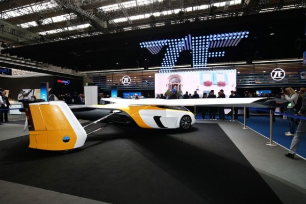 Летающий автомобиль из Японии (8 фото) Летающий автомобиль из Японии (8 фото)